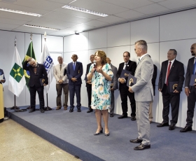 Reitora e pesquisadores da UnB recebem homenagem da Agência Espacial Brasileira. Foto: Beto Monteiro/Ascom UnB. 10/02/2023